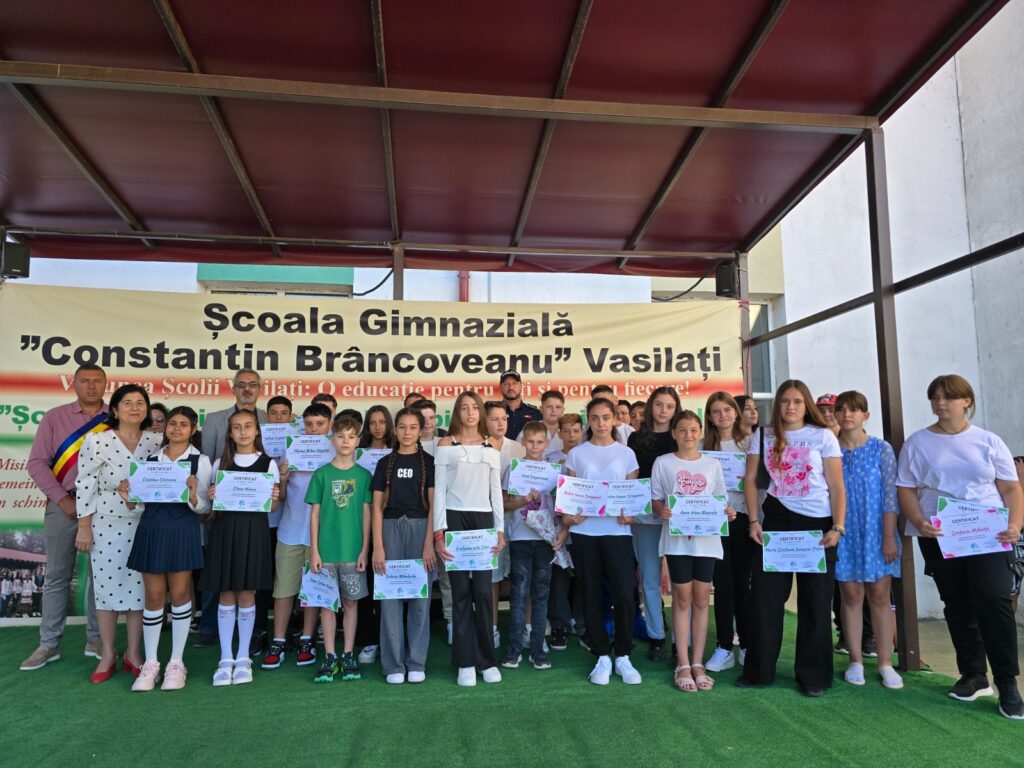Începutul de an școlar rămâne unul dintre puținele momente de sărbătoare pe care școala le păstrează cu emoție, mai ales în mediul rural